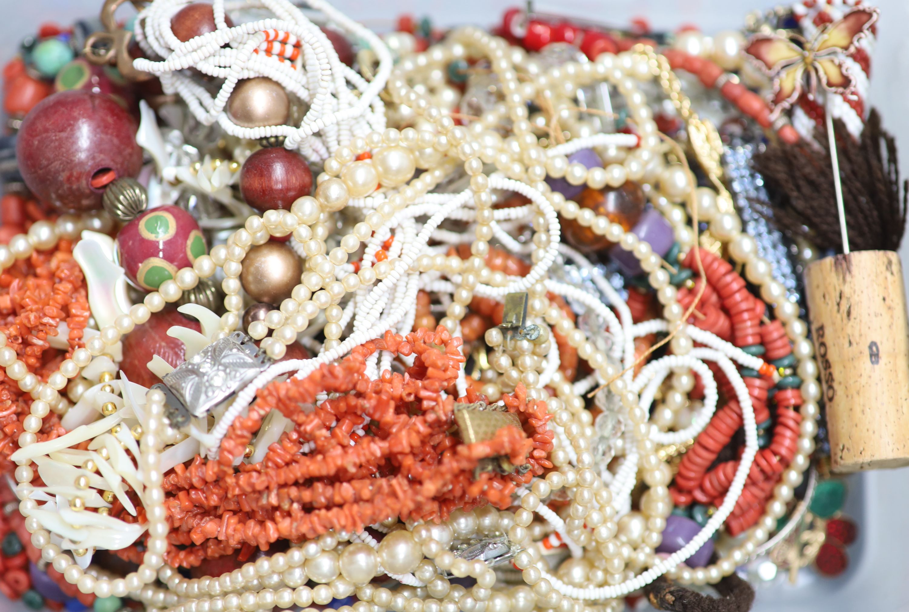 A mixed group of assorted jewellery, including costume and coral.